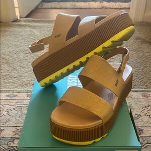 Reef Water Vista Higher Sandal (Sand Lime)